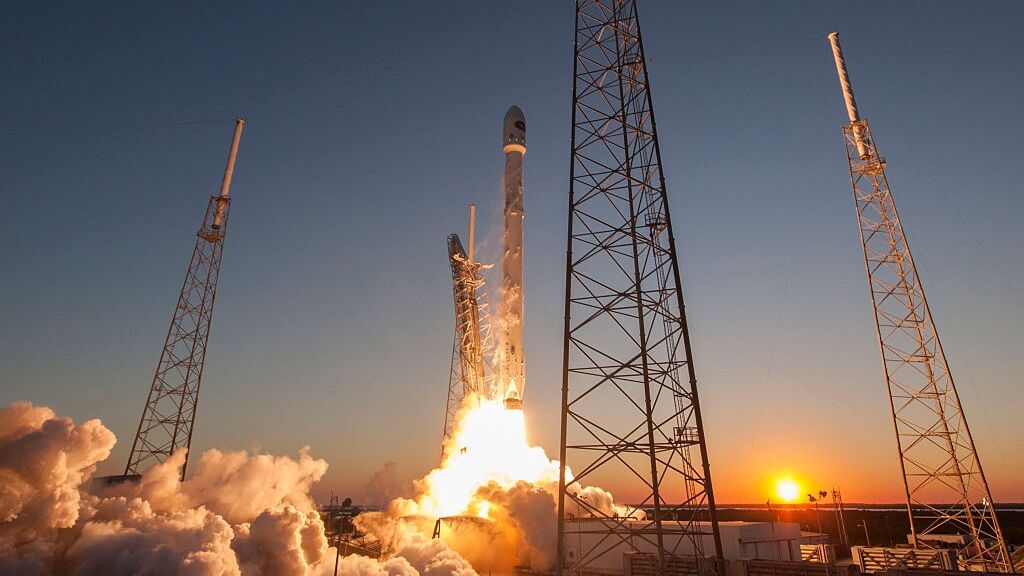 Sự cố \'SpaceX Moon Crash\' đã khiến nhà sản xuất tên lửa này nhận nhiều chỉ trích từ cộng đồng vũ trụ. Hãy tìm hiểu về sự cố này và cách SpaceX đã khắc phục để đưa tên lửa của họ đến những chân trời mới.