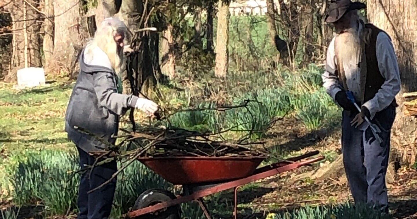 Volunteers clean grounds at Red River Meeting House - Vimarsana News