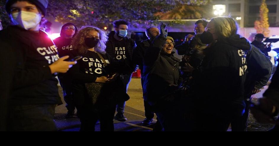 华盛顿特区警方努力抵制民主党全国代表大会外暴力抗议者