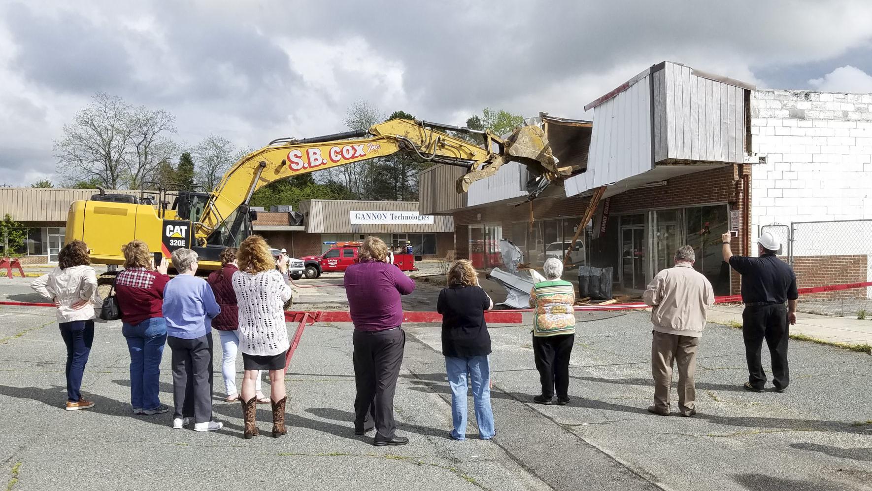 Demolition Of Blighted Buildings In Warsaw Kicked Off By Mayor Signal New Day In Northern Neck Town Local News Fredericksburg Com