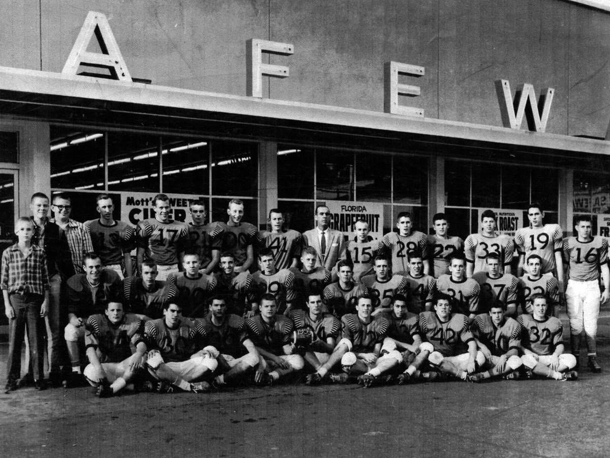 Flashback James Monroe Football Players Pose For Posterity In Front Of Safeway In 59 Lifestyles Fredericksburg Com Flashback James Monroe Football Players Pose For Posterity In Front Of Safeway In 59 Lifestyles Fredericksburg Com