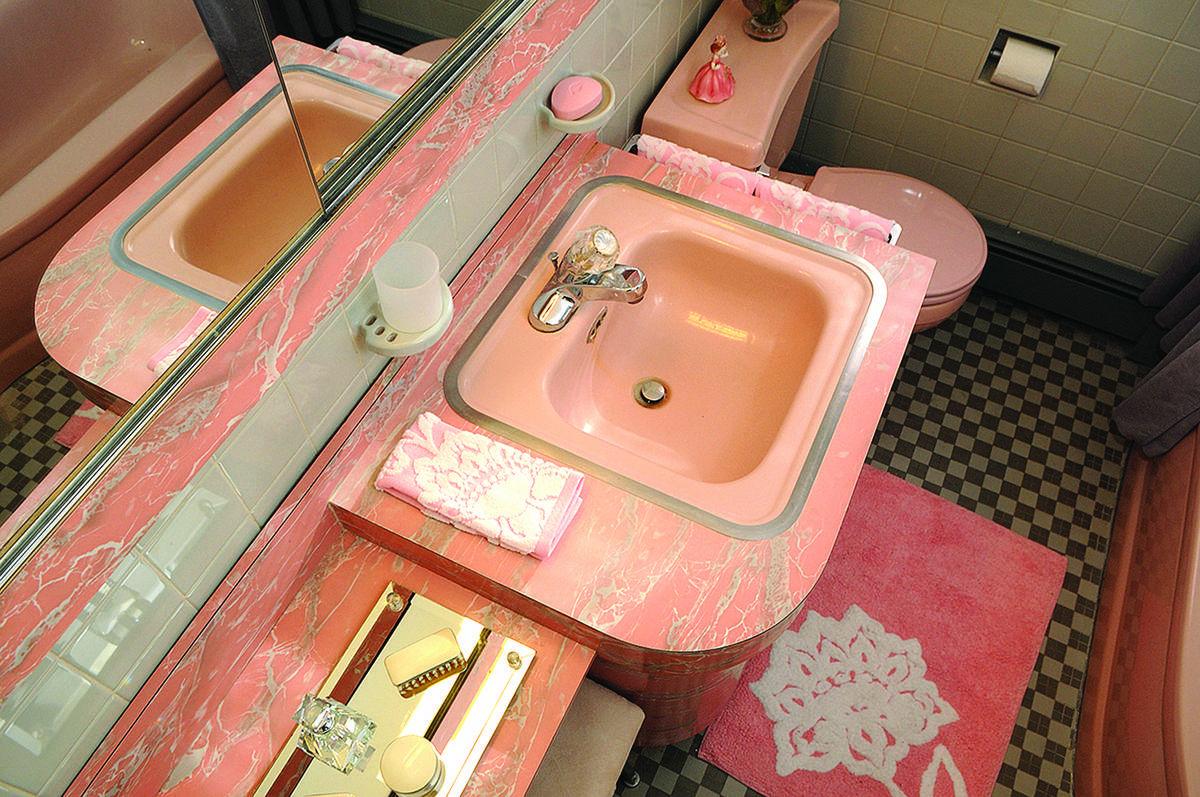 Pink bathrooms of the 1950s present a resale challenge
