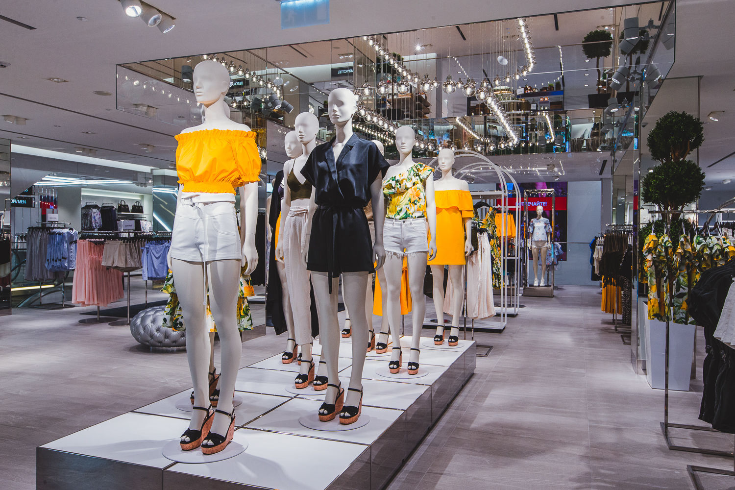 h&m up town center contact number