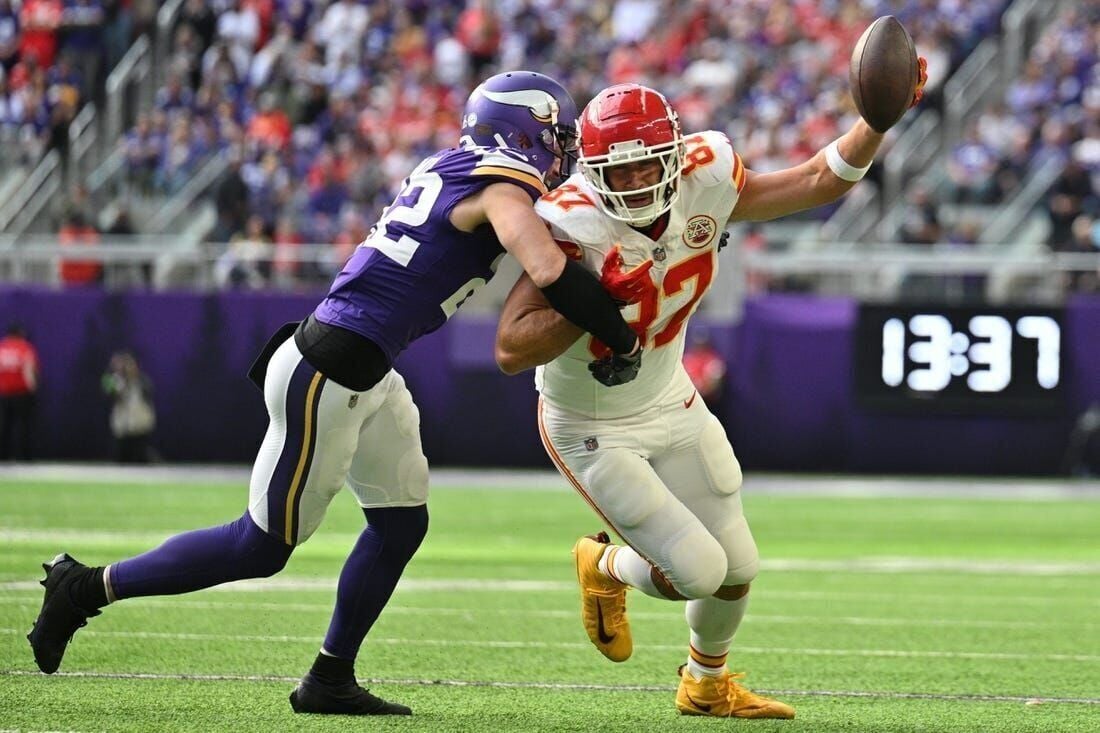 Chiefs' All-Pro TE Travis Kelce hyperextends knee in practice for