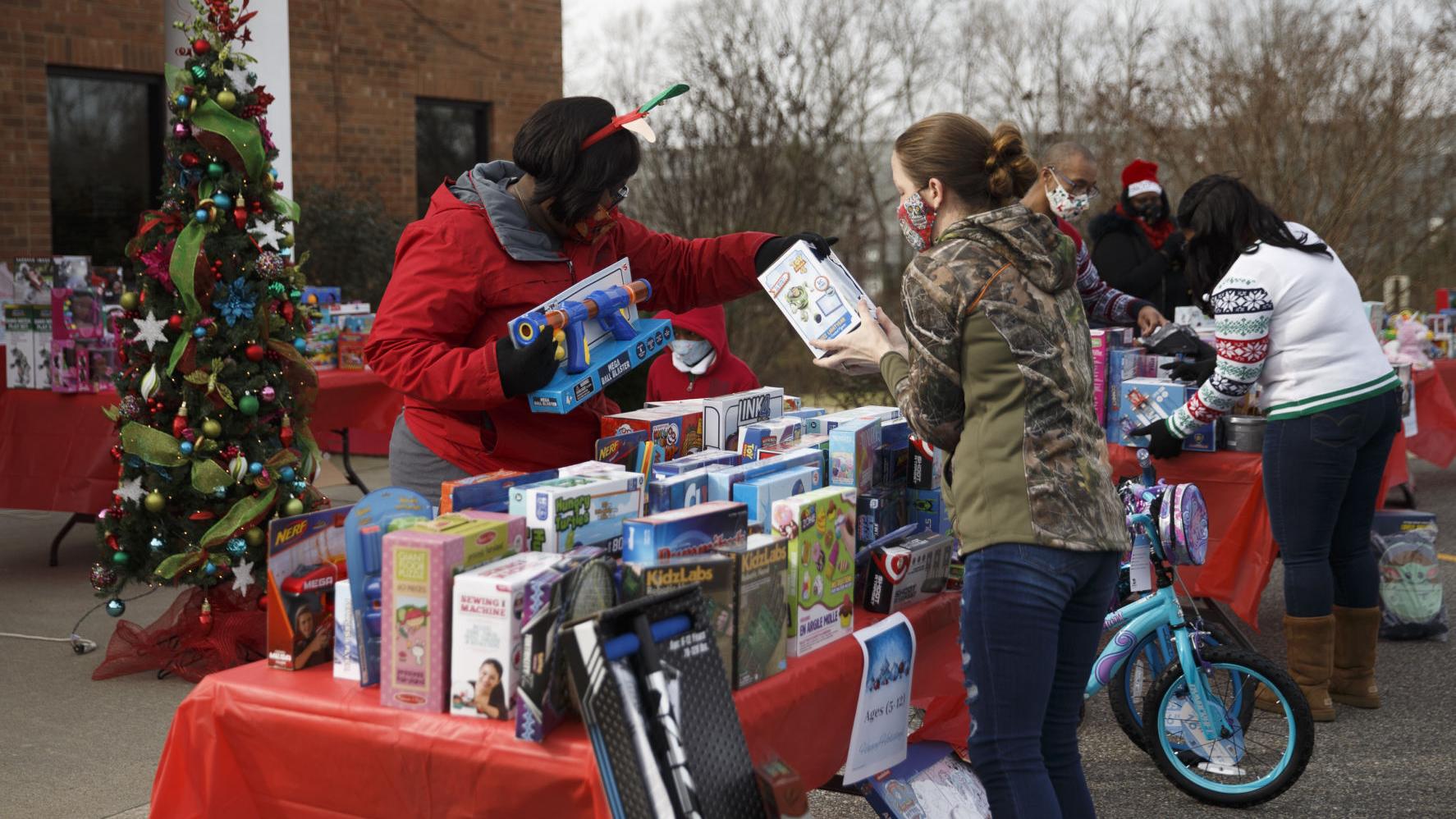 Cars roll in, smiles roll out as Spotsylvania church provides gifts for 150 youngsters - Vimarsana News