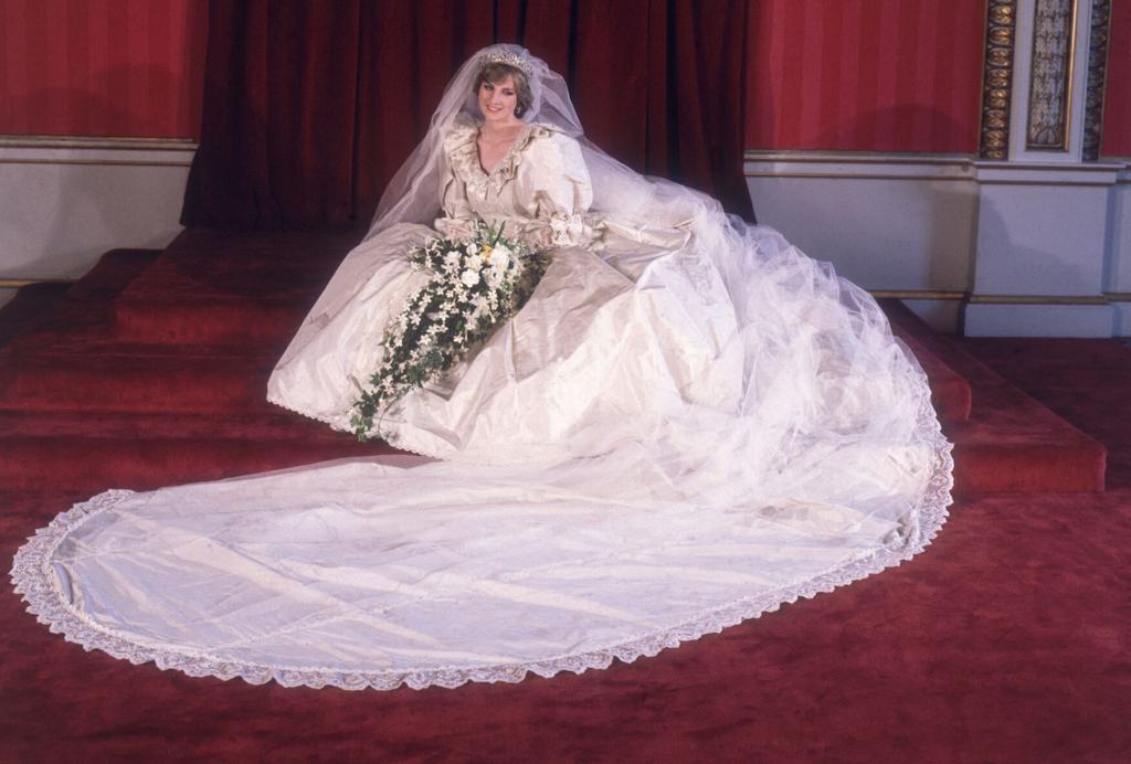 Princess Diana S Wedding Dress To Go On Display For 1st Time In 25 Years World Fredericksburg Com