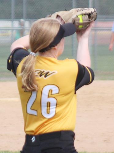 Emma Renner makes catch in fifth inning