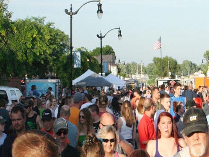 Large Crowd Fills Streets For Food Truck Wars News Fremonttribune Com