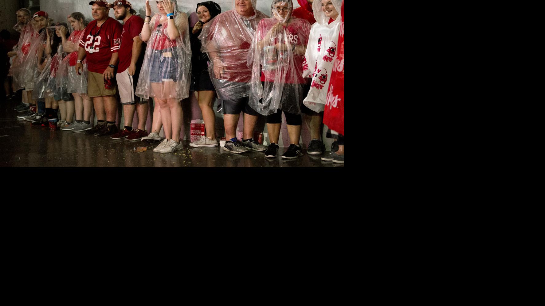 Fans Forced To Wait Out The Rain Huskers Fremonttribune Com