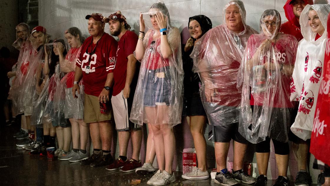 Fans Forced To Wait Out The Rain Huskers Fremonttribune Com