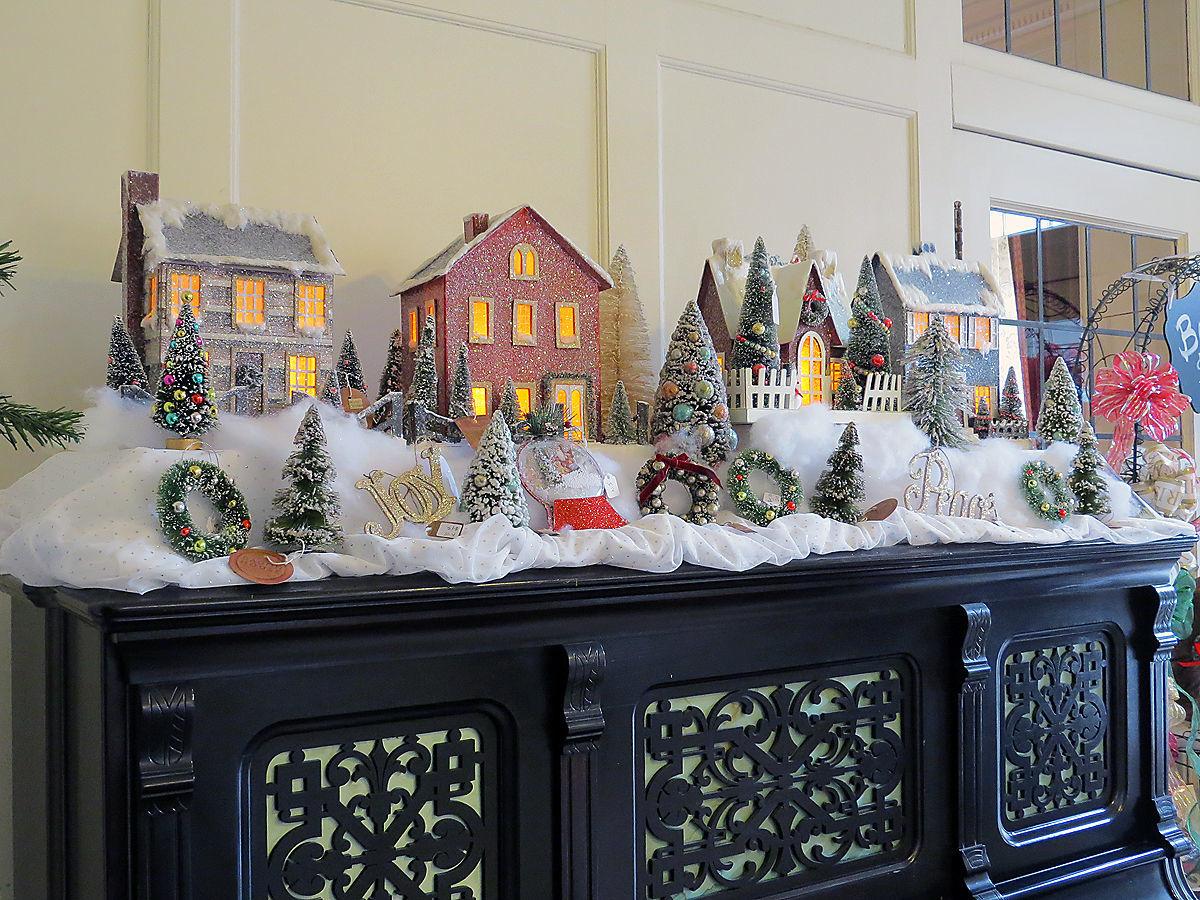 May Museum is decorated for Christmas Entertainment