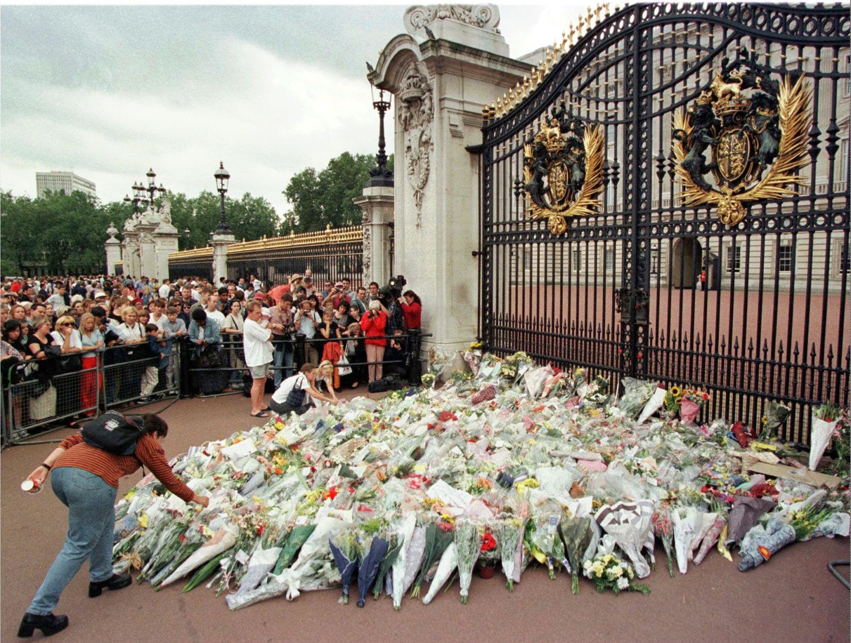 Photos: Looking Back At The Funeral And Mourning Of Princess Diana, 20 ...