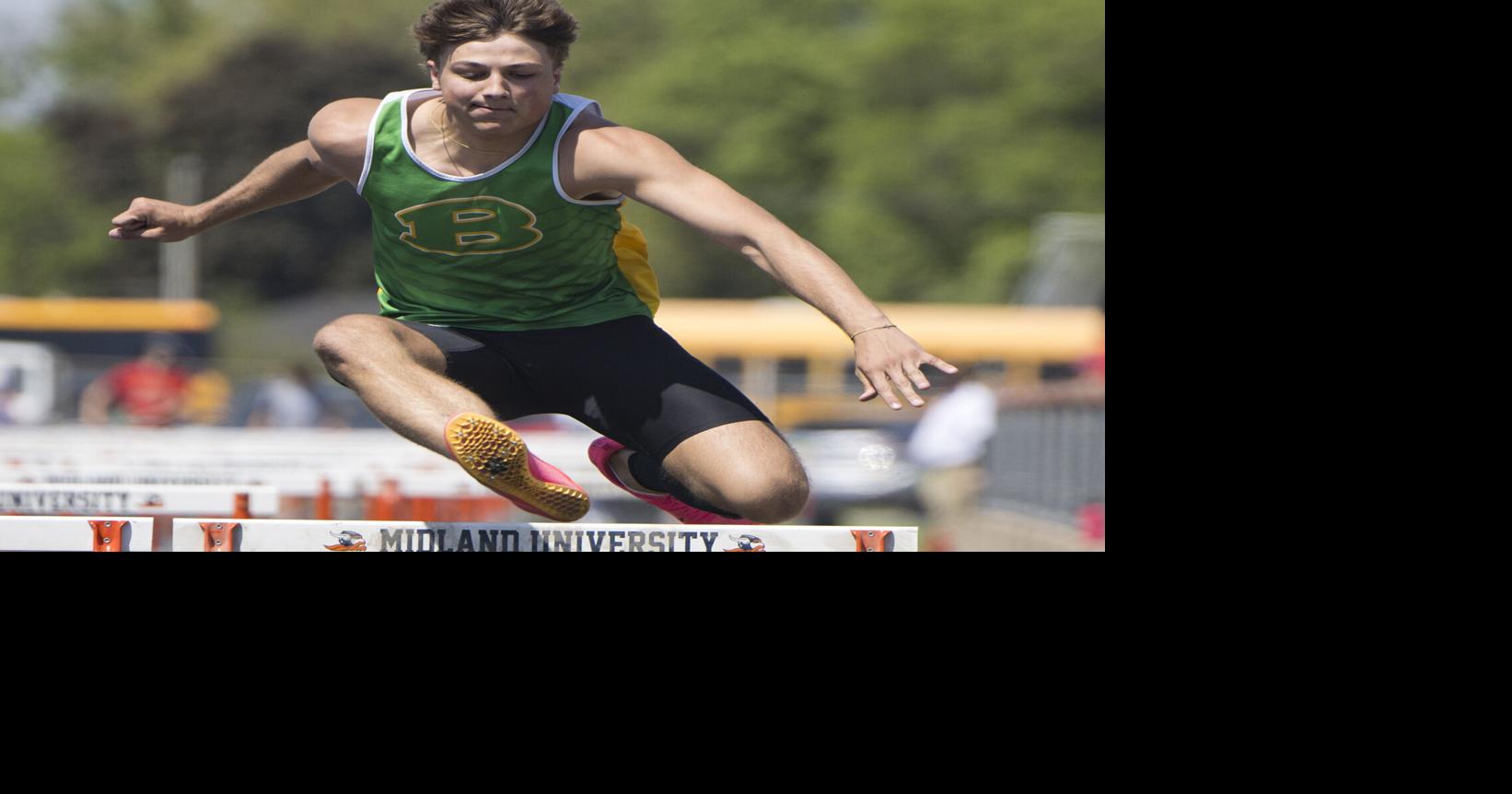 Trio of sprinters help Knights defend home turf