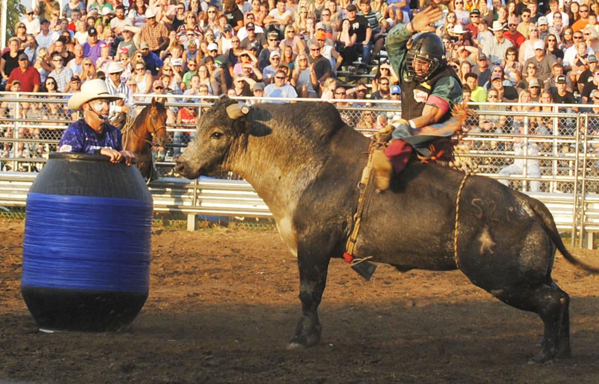 Hundreds again enjoy bull riding at fair | News | fremonttribune.com