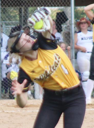 Megan Gissler running catch in fourth inning