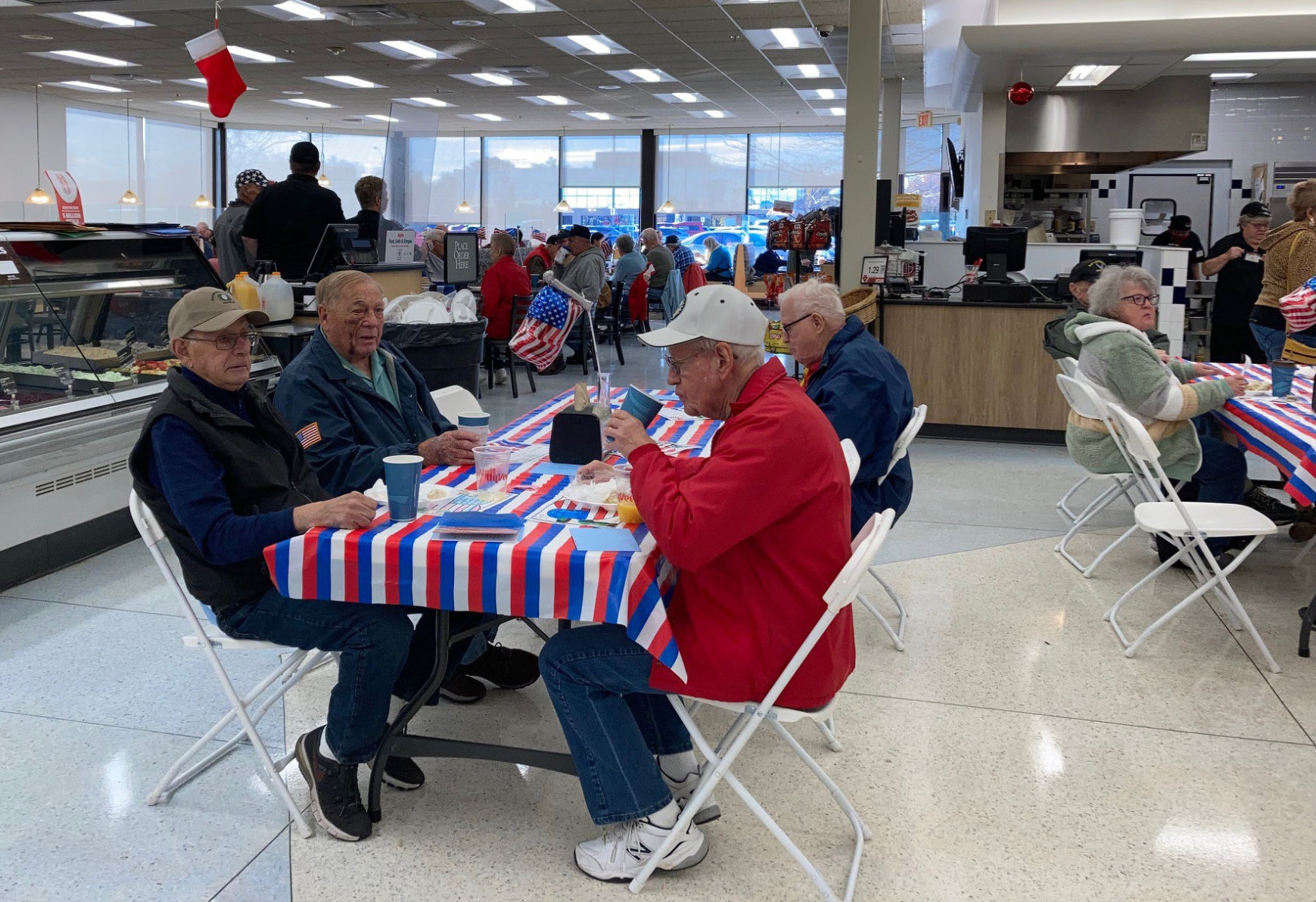 Hundreds of breakfast meals given to Fremont veterans by Hy Vee