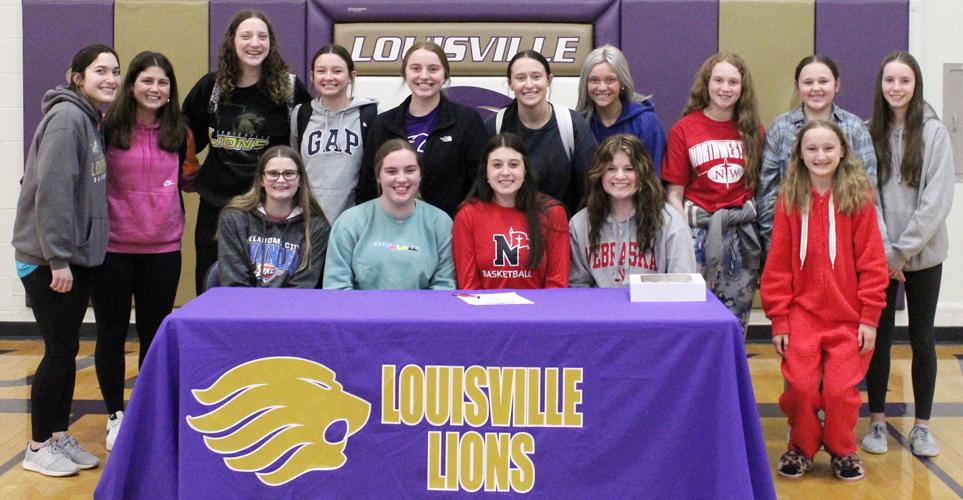 Jaylin Gaston and girls basketball teammates