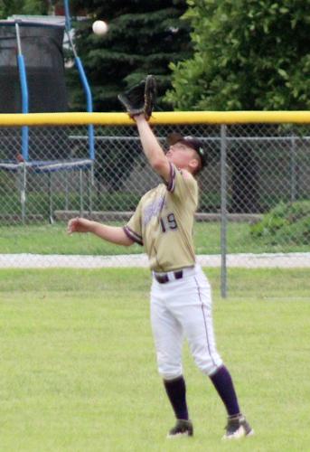 Ryder Manske makes catch in center field