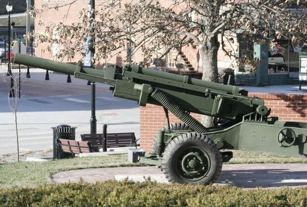 Military cannon arrives on courthouse grounds