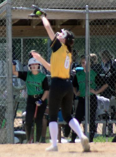 Emma Heinold makes catch in third inning