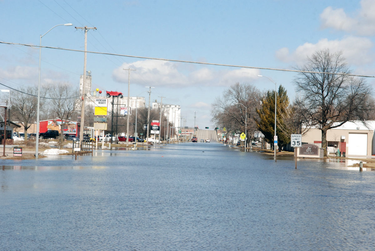 City begins move to clean up phase following flood