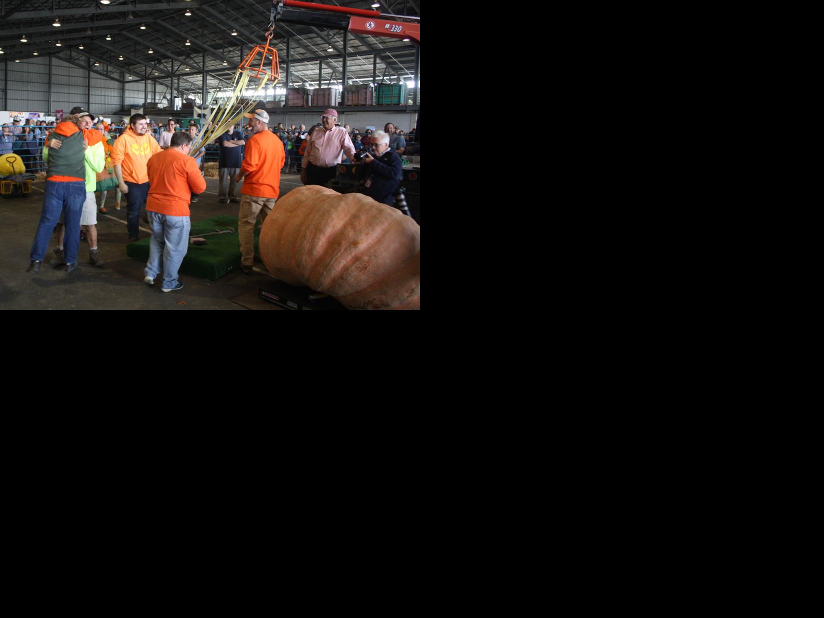 On Top Of The World Anchorage Man Smashes His Own Alaska State Fair Record With 2 051 Pound Pumpkin Local News Stories Frontiersman Com