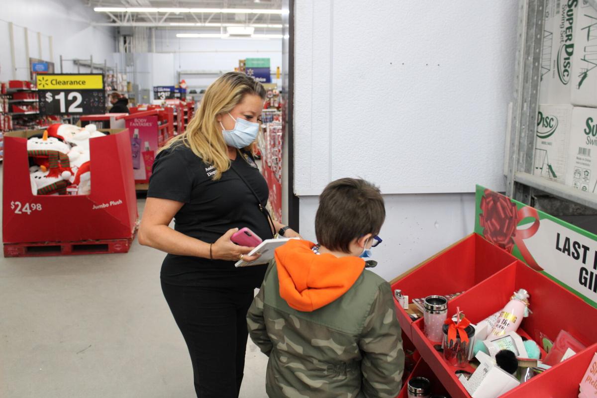 Alaska State Troopers And Other First Responders Help Valley Families Shop For Christmas Gifts At Wasilla Walmart Local News Stories Frontiersman Com