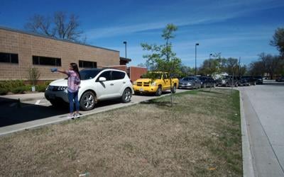 PHOTO: Drive-thru pantry draws 100s