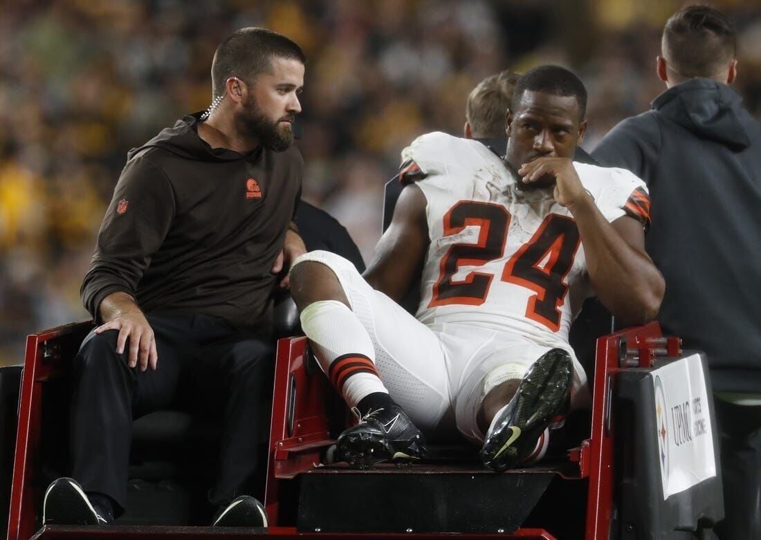 Nick Chubb carted off with knee injury