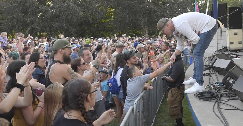 Smash Mouth concert draws big crowds