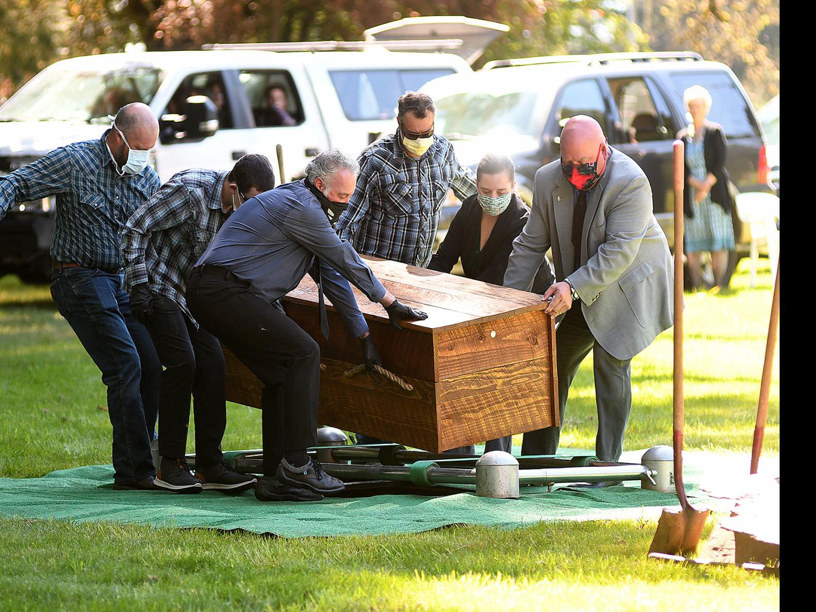 Grieving Families Funeral Homes Walk New Ground In Covid 19 Times News Gazettetimes Com