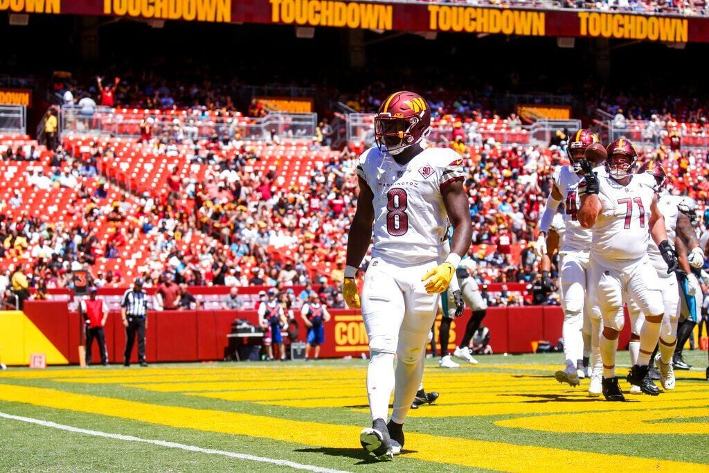 Washington Commanders running back Brian Robinson Jr. (8) runs with the  ball against the New York