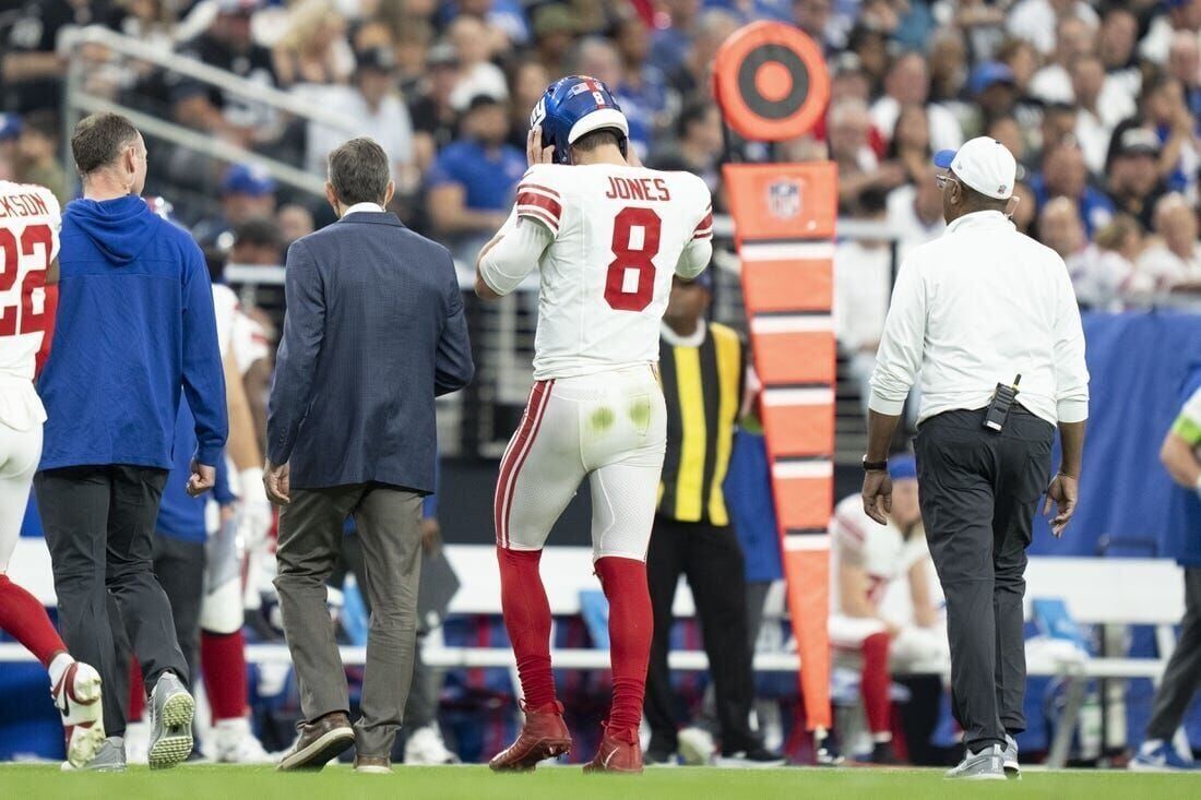 Daniel Jones: New York Giants quarterback's season ended by ACL injury in  defeat to Las Vegas Raiders, NFL News