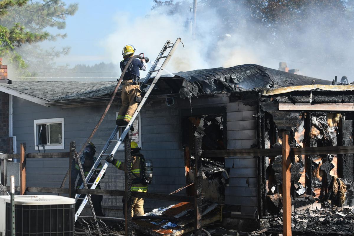 Gallery Firefighters Extinguish a Family's House in Sweet Home
