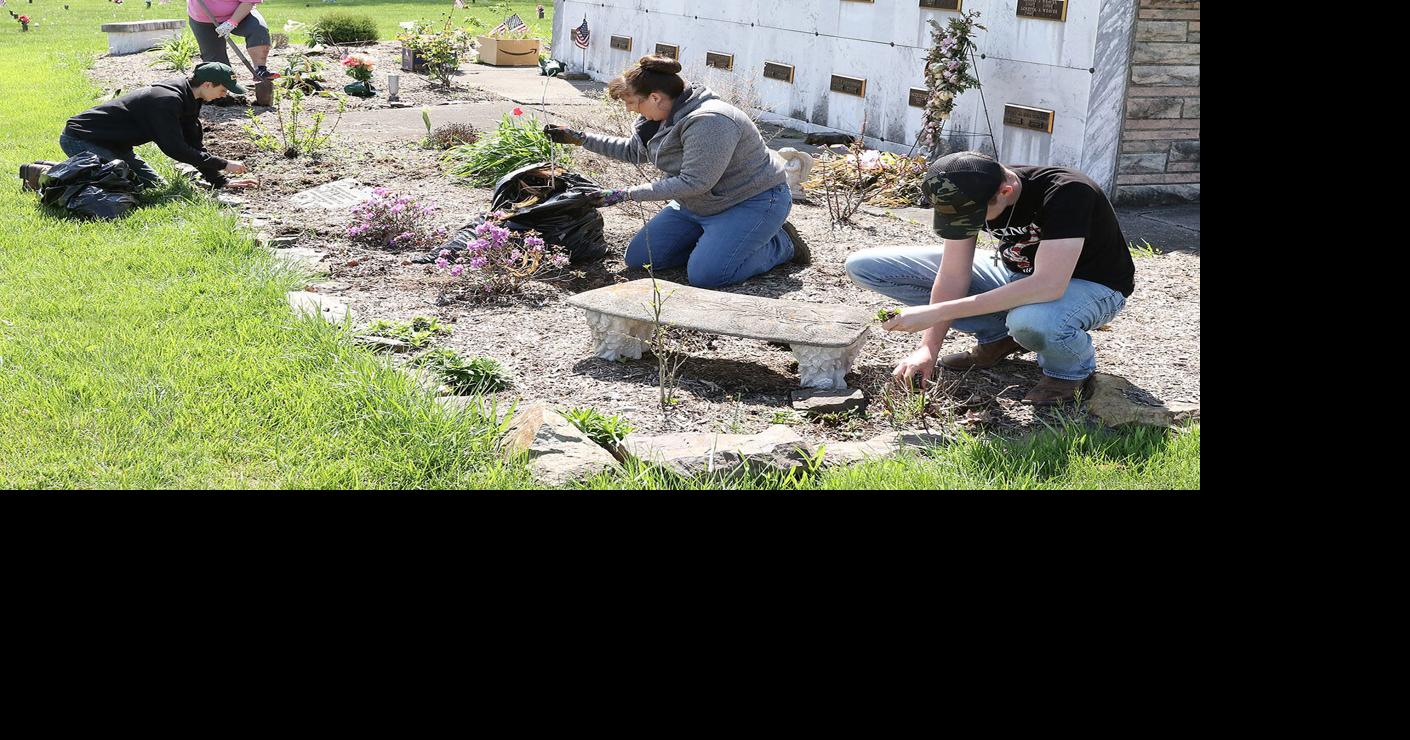 Spring cleanup by volunteers at Oak Lawn cemetery | Local News ...