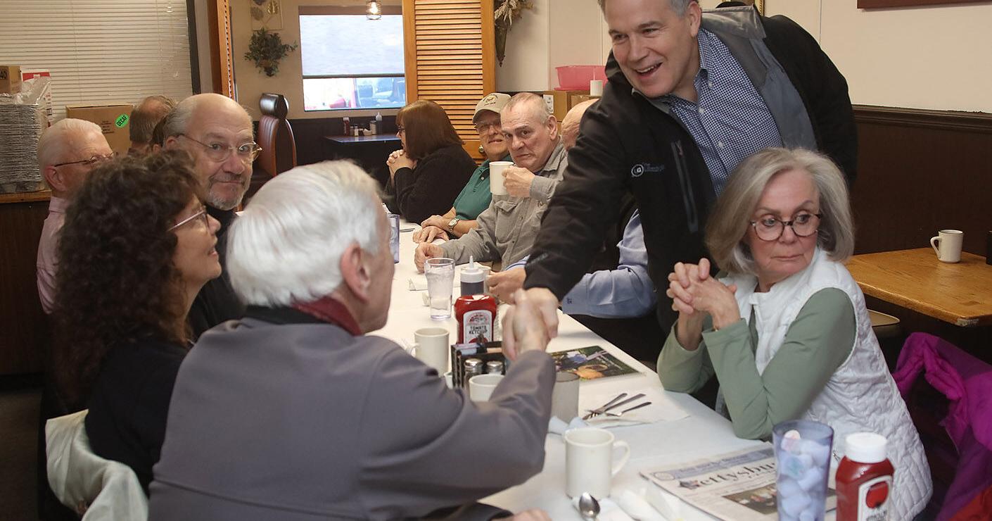 Candidate McCormick visits diner - Vimarsana News