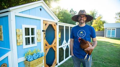 Gilbert man’s coops give chickens a homey feel | News | gilbertsunnews.com