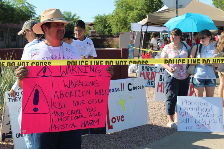 Hundreds Protest At Planned Parenthood In Glendale News Glendalestar Com