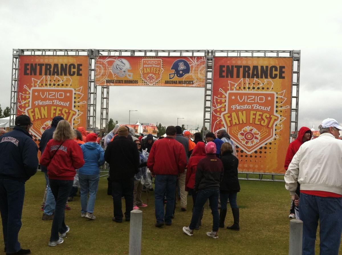 Fans Brave Rain For Fiesta Bowl Fan Fest Features Glendalestarcom