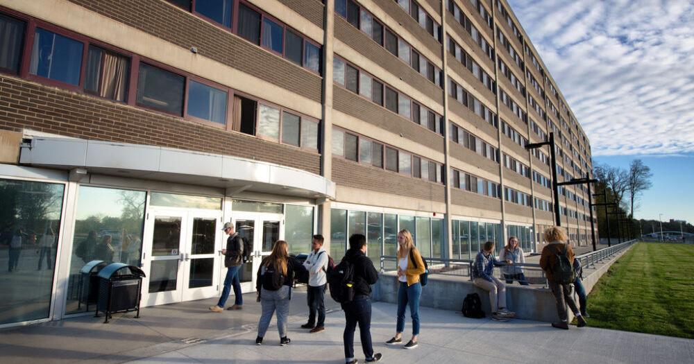 University of Iowa to keep for-sale dorm open to handle record housing requests - Vimarsana News