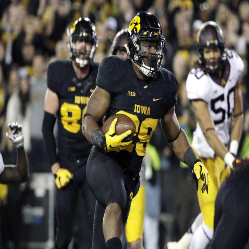 Iowa Moves To 10 0 Hawkeyes Reclaim Floyd Of Rosedale With 40 35