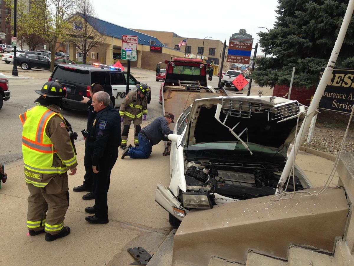 Car crashes into downtown Mason City building, flagpole Mason City