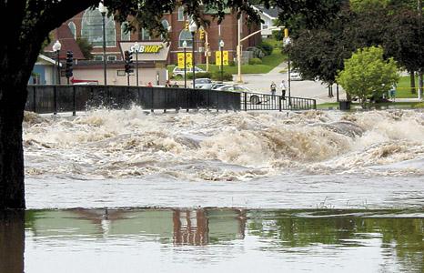 Flooding Cedar River damages hundreds of homes Charles City