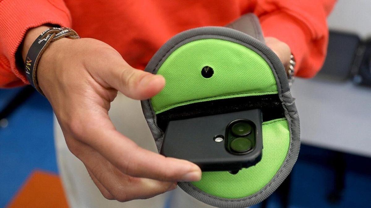 impressive-teen-68ー6 Teen tech trends and school cellphone bans