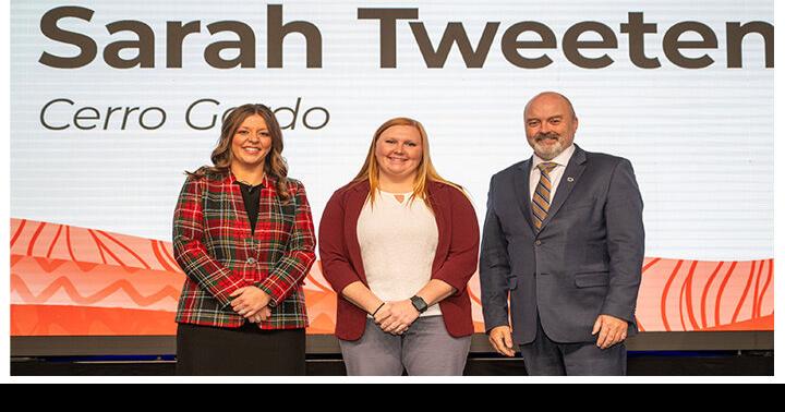 Cerro Gordo Cty young farmer takes Discussion Meet top prize