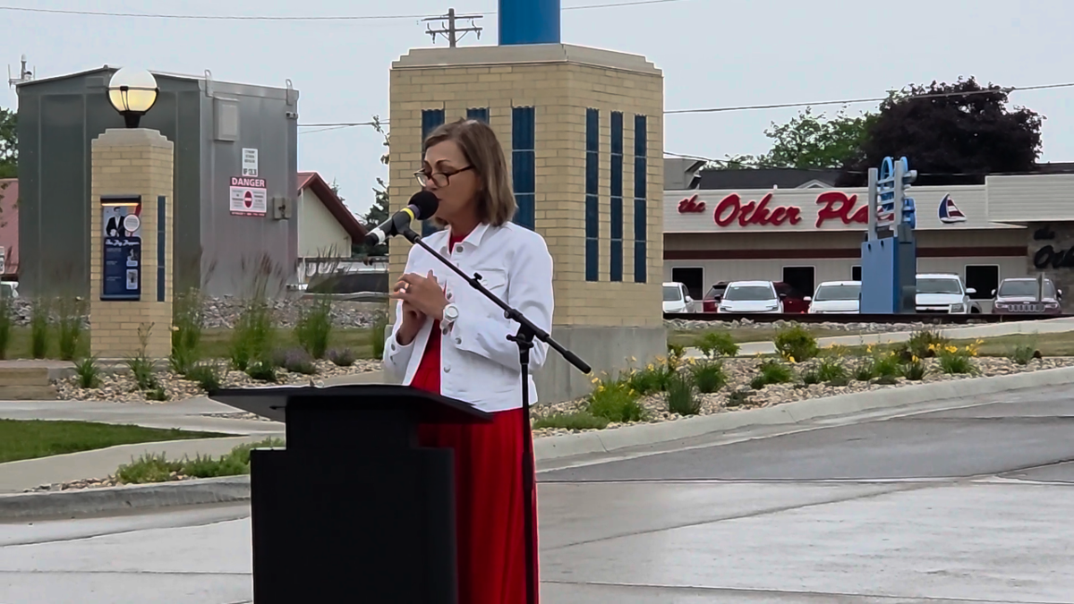 Governor visits Clear Lake to celebrate Surf District, Oaks Hotel projects