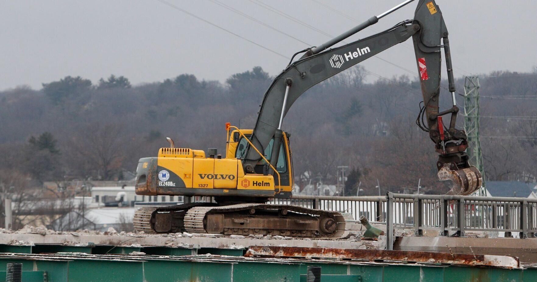 One-fourth of old I-74 bridge between Iowa and Illinois is gone - Vimarsana News