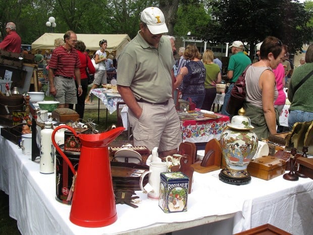 Big crowd turns out for Antiques in Square at Clear Lake