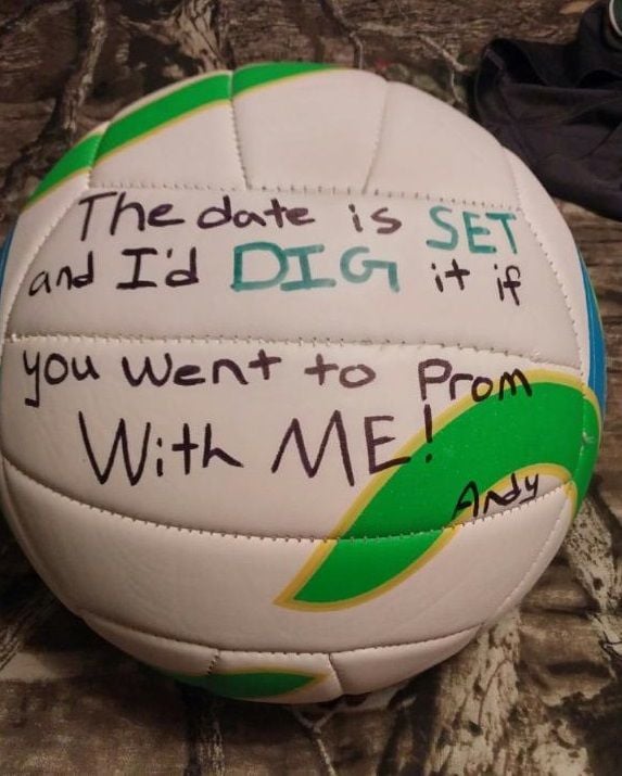 Tis’ the season for Promposals | | globegazette.com