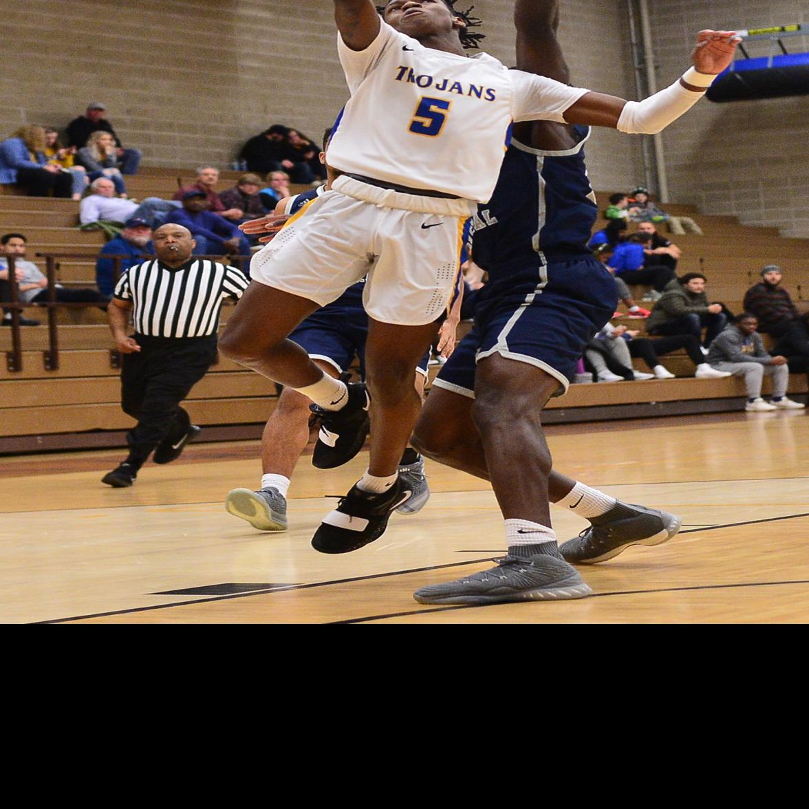 Niacc S Hardrict Signs With Pittsburg State Matthews Commits To